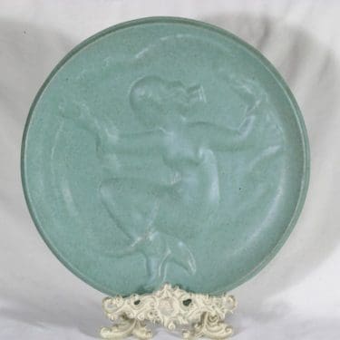 Kupittaan savi Keinumorsian seinälautanen, vihreä, suunnittelija Väinö Aaltonen,