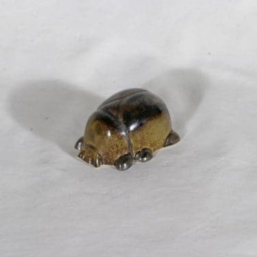 Arabia figuuri, koppakuoriainen, suunnittelija Taisto Kaasinen, koppakuoriainen, käsinmaalattu, signeerattu