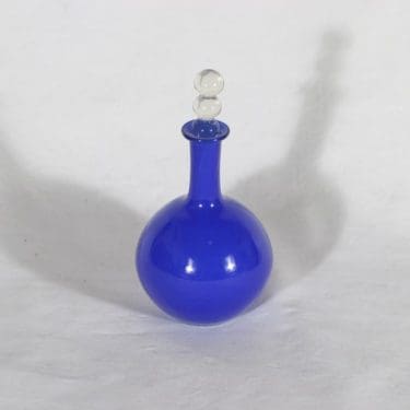 Riihimäen lasi Tzarina karahvi, koboltinsininen, suunnittelija Nanny Still, pieni