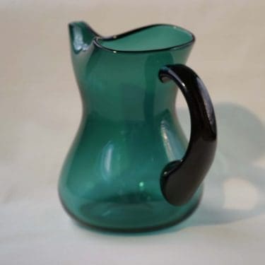 Nuutajärvi Pro Arte Virna vihreä kannu, suunnittelija Inkeri Toikka,