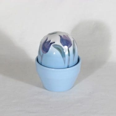 Arabia Ikikukka koriste-esine, käsinmaalattu, suunnittelija Heljä Liukko-Sundström, käsinmaalattu, signeerattu