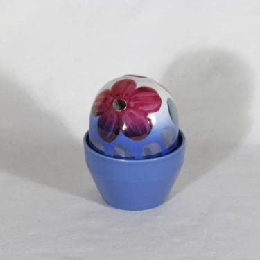 Arabia Ikikukka koriste-esine, st. paulia, suunnittelija Heljä Liukko-Sundström, st. paulia, käsinmaalattu, signeerattu