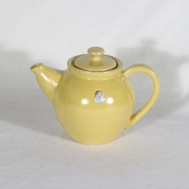 Kupittaan savi teekannu, keltainen, suunnittelija , koristelematon