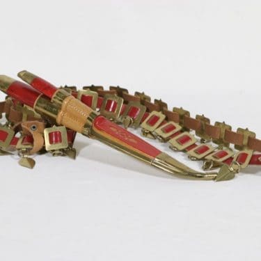 Iisakki Järvenpää puukko ja helavyö, punainen, suunnittelija ,