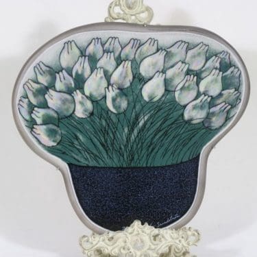 Arabia seinälaatta, Tulppaanit, suunnittelija Heljä Liukko-Sundström, Tulppaanit, signeerattu