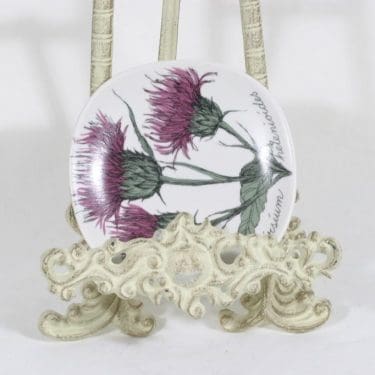 Arabia Botanica koristelautanen, Huopaohdake, suunnittelija Esteri Tomula, Huopaohdake