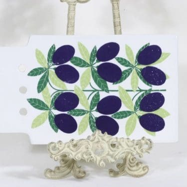 Arabia Pomona talouslevy, luumu, suunnittelija Raija Uosikkinen, luumu, serikuva