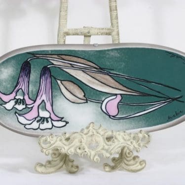 Arabia seinälaatta, Torvensoittajat, suunnittelija Heljä Liukko-Sundström, Torvensoittajat, signeerattu