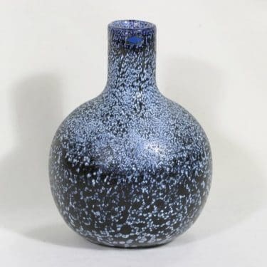 Nuutajärvi Tunturissa koristepullo, Kaamos, suunnittelija Oiva Toikka, Kaamos, signeerattu