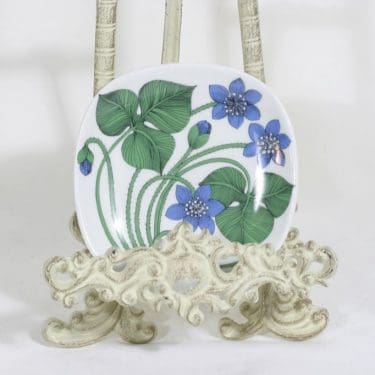 Arabia Botanica koristelautanen, Sinivuokko, suunnittelija Esteri Tomula, Sinivuokko, serikuva