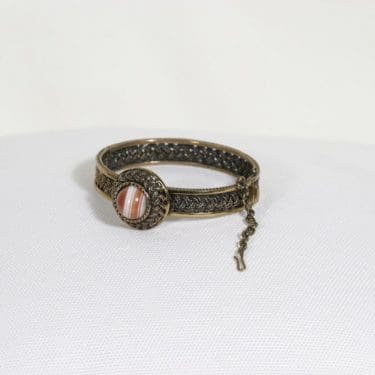 Turun Hopea Punos rannekoru, pronssi, suunnittelija Pentti Sarpaneva, pronssi, raita-akaatti