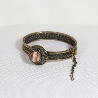 Turun Hopea Punos rannekoru, pronssi, suunnittelija Pentti Sarpaneva, pronssi, raita-akaatti