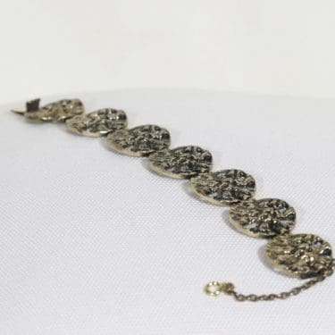 Turun Hopea Auringonkehrä rannekoru, pronssi, suunnittelija Pentti Sarpaneva, pronssi