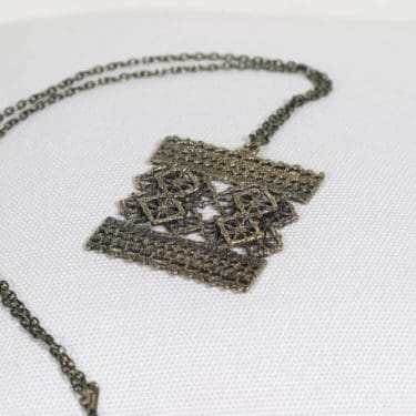 Turun Hopea Pitsi riipus/kaulakoru, pronssi, suunnittelija Pentti Sarpaneva, pronssi