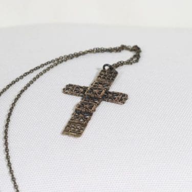 Turun Hopea Pitsi riipus/kaulakoru, pronssi, suunnittelija Pentti Sarpaneva, pronssi