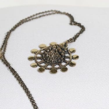 Turun Hopea Lehti riipus/kaulakoru, pronssi, suunnittelija Pentti Sarpaneva, pronssi