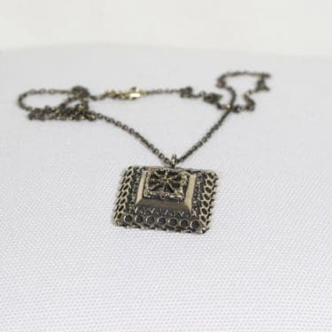 Turun Hopea Pitsi riipus/kaulakoru, pronssi, suunnittelija Pentti Sarpaneva, pronssi