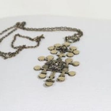 Turun Hopea Lehti riipus/kaulakoru, pronssi, suunnittelija Pentti Sarpaneva, pronssi