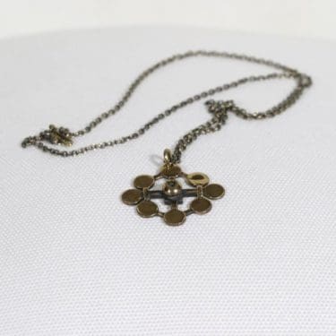 Turun Hopea Lehti riipus/kaulakoru, pronssi, suunnittelija Pentti Sarpaneva, pronssi