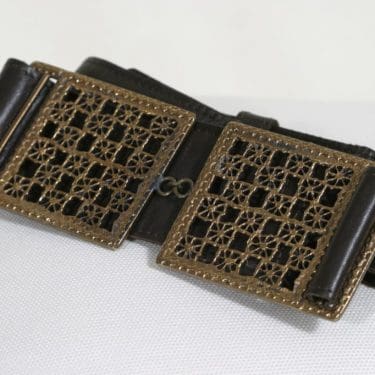 Turun Hopea Pitsi vyö ja solki, pronssi, suunnittelija Pentti Sarpaneva, pronssi