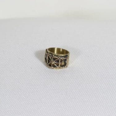 Turun Hopea Pitsi sormus, pronssi, suunnittelija Pentti Sarpaneva, pronssi