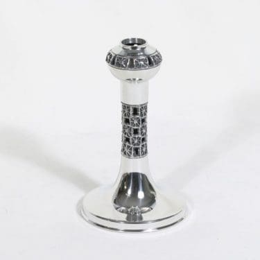 Turun Hopea Studio Sarpaneva kynttilänjalka, signeerattu, suunnittelija Pentti Sarpaneva, signeerattu, uustuotanto