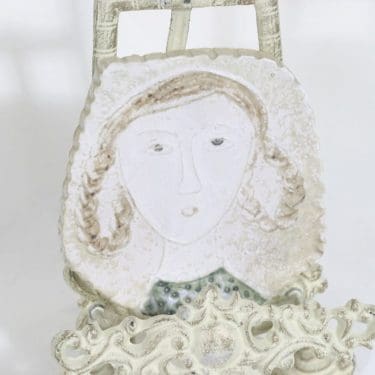 Arabia Rut reliefi, käsinmaalattu, suunnittelija Rut Bryk, käsinmaalattu, pieni, raaputettu, signeerattu