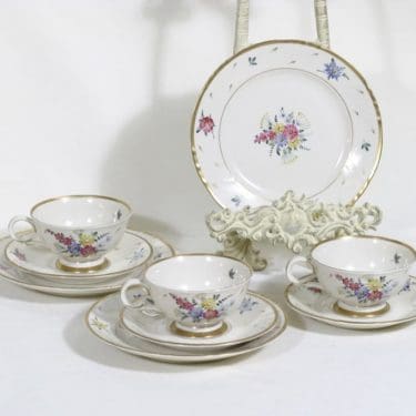 Arabia AS kahvikupit ja lautaset, kukkakuvio, 3 kpl, suunnittelija , kukkakuvio, käsinmaalattu