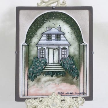 Arabia seinälaatta, Mansikkapaikka, suunnittelija Heljä Liukko-Sundström, Mansikkapaikka, signeerattu