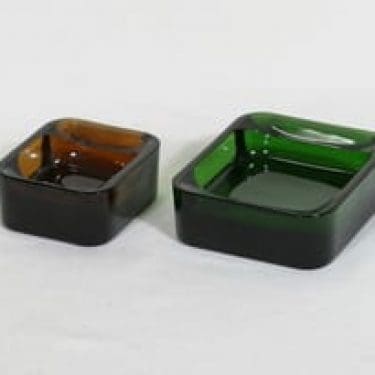 Nuutajärvi Campus tuhka-astiat, ruskea ja vihreä, 2 kpl, suunnittelija Heikki Orvola,