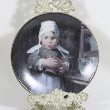 Arabia seinälautanen, Tyttö ruukun kanssa, suunnittelija Helene Schjerfbeck, Tyttö ruukun kanssa, siirtokuva