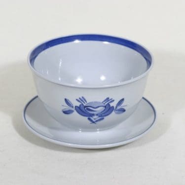 Arabia Blue Rose kastikeastia, käsinmaalattu, suunnittelija Svea Granlund, käsinmaalattu