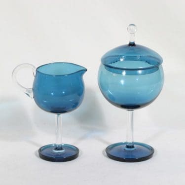 Riihimäen lasi Harlekiini sokerikko ja kermakko, sininen, suunnittelija Nanny Still,