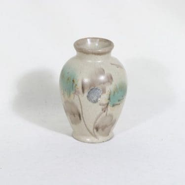 Kupittaan savi maljakko, käsinmaalattu, suunnittelija , käsinmaalattu, pieni, signeerattu