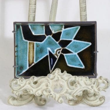 Arabia Riikinkukko seinälaatta, käsinmaalattu, suunnittelija Annikki Hovisaari, käsinmaalattu, pieni, signeerattu