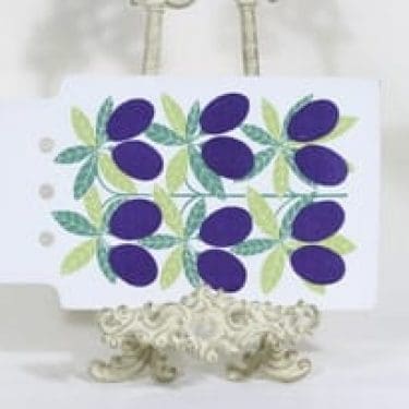 Arabia Pomona talouslevy, luumu, suunnittelija Raija Uosikkinen, luumu, serikuva