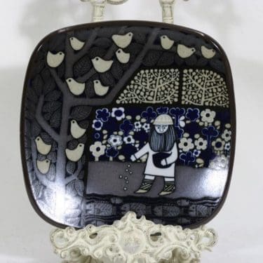 Arabia Kalevala vuosilautanen, 1976, suunnittelija Raija Uosikkinen, 1976, Kalevala-aihe