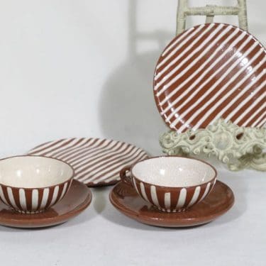 Kupittaan savi teekupit ja lautaset, käsinmaalattu, suunnittelija , käsinmaalattu, signeerattu