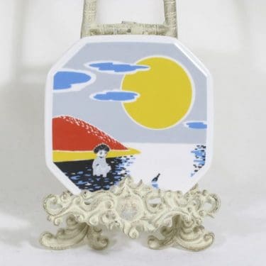 Arabia Muumi seinälaatta, Kuka lohduttaisi Nyytiä, suunnittelija Tove Slotte, Kuka lohduttaisi Nyytiä, serikuva