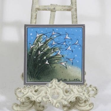 Arabia seinälaatta, Ajatuksella, suunnittelija Heljä Liukko-Sundström, Ajatuksella, pieni, signeerattu