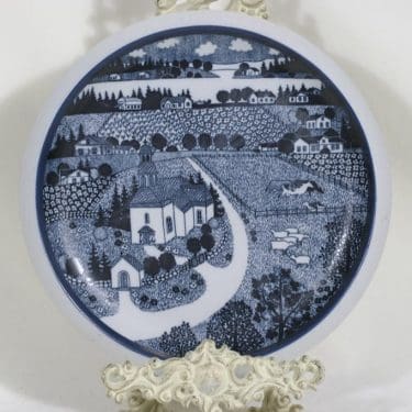 Arabia Arabia 100 vuotta koristelautanen, sininen, suunnittelija Raija Uosikkinen, serikuva, maisema-aihe