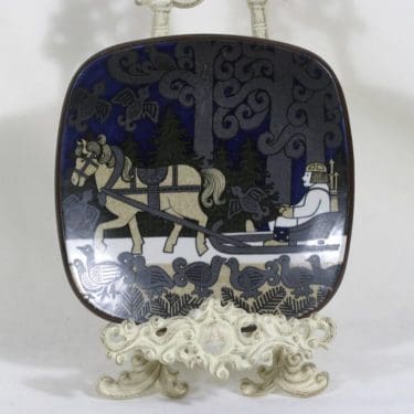 Arabia Kalevala vuosilautanen, 1984, suunnittelija Raija Uosikkinen, 1984, Kalevala-aihe