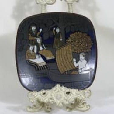 Arabia Kalevala vuosilautanen, 1983, suunnittelija Raija Uosikkinen, 1983, Kalevala-aihe