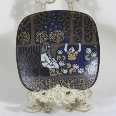 Arabia Kalevala vuosilautanen, 1981, suunnittelija Raija Uosikkinen, 1981, Kalevala-aihe