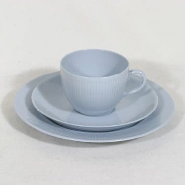 Arabia Sointu kahvikuppi ja lautaset, vaaleansininen, suunnittelija Kaj Franck,