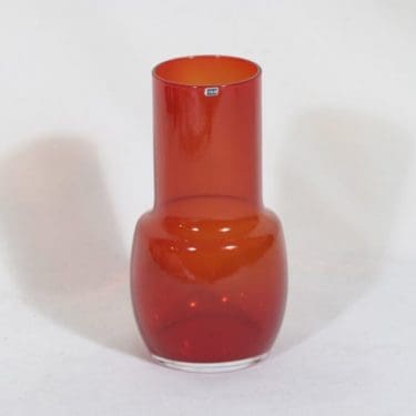 Riihimäen lasi maljakko, punainen, suunnittelija Tamara Aladin,