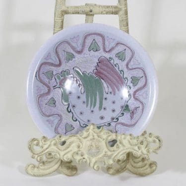 Arabia koristelautanen, käsinmaalattu, suunnittelija Liisa Hallamaa, käsinmaalattu, pieni, raaputettu, signeerattu