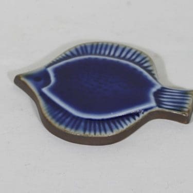 Arabia Kala seinälaatta, käsinmaalattu, suunnittelija Gunvor Olin-Grönqvist, käsinmaalattu, pieni, signeerattu