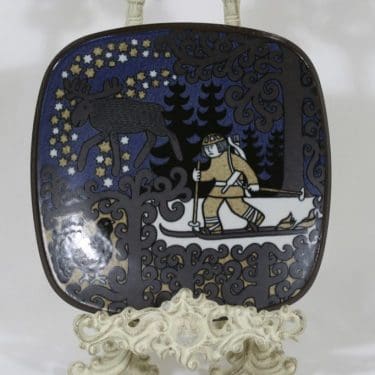 Arabia Kalevala vuosilautanen, 1978, suunnittelija Raija Uosikkinen, 1978, Kalevala-aihe, serikuva