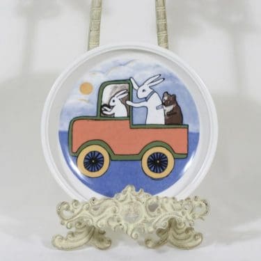 Arabia lasten lautanen, Matkalla maailmalle, suunnittelija Heljä Liukko-Sundström, Matkalla maailmalle, serikuva